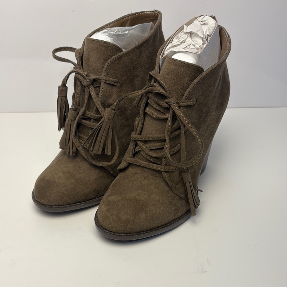 JustFab NWOT Jasmina Women's Heeled Brown Faux Suede Ankle Boot Tassle Laces 6.5